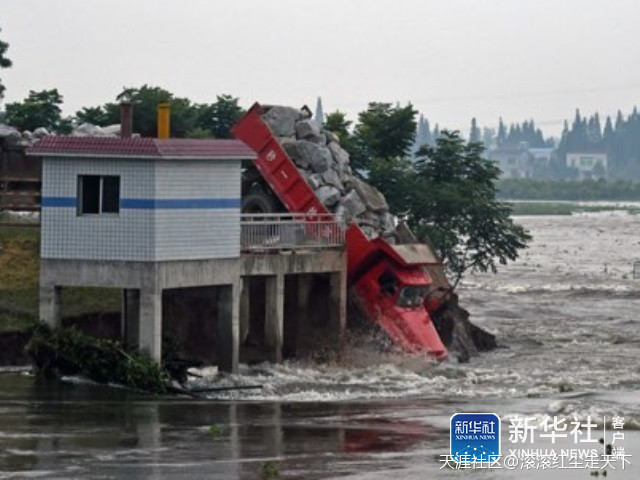 卡车山坡驾驶手机版:湖南卡车“敢死队”堵溃口：驾驶员在坠入前跳车(转载)